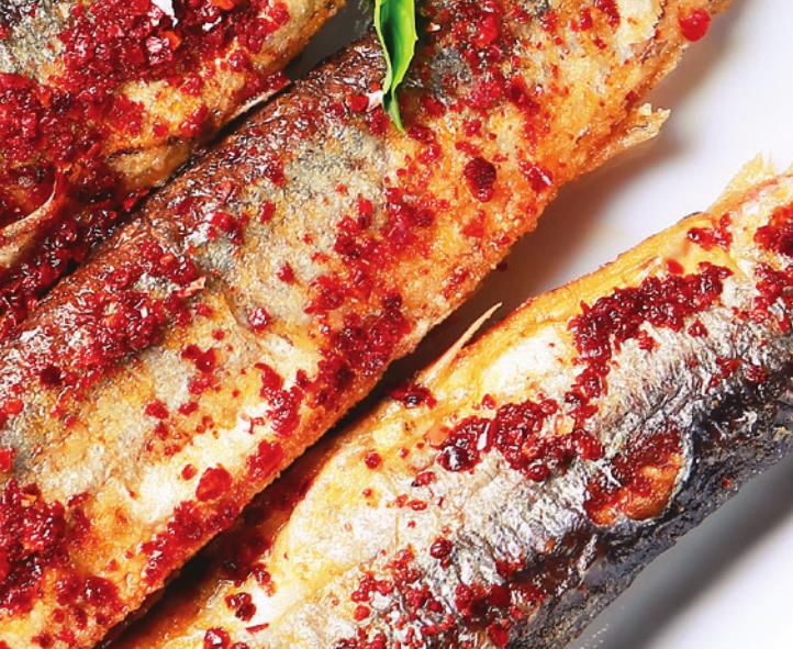 【美食与生活】秋刀鱼这样做好吃又下酒，香辣入味，鲜嫩香酥，比烤的还好，真香