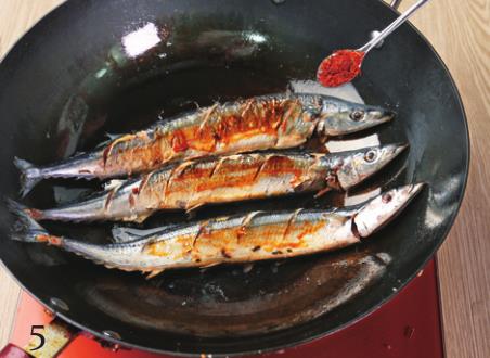 【美食与生活】秋刀鱼这样做好吃又下酒，香辣入味，鲜嫩香酥，比烤的还好，真香