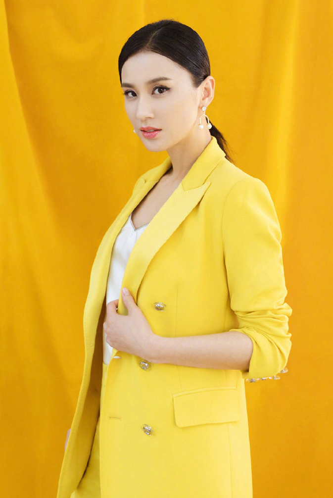 黄圣依尝试荧光黄西装干练利落活脱脱的职场时尚精