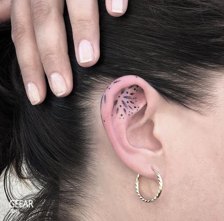 耳窝位置的纹身像是隐藏于耳朵内的图画,正面或者未必察觉到,但站在