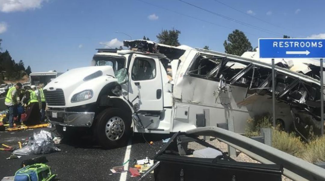 人民日报：「关注」痛心！美国一载有中国旅游团巴士翻车，至少4人死亡