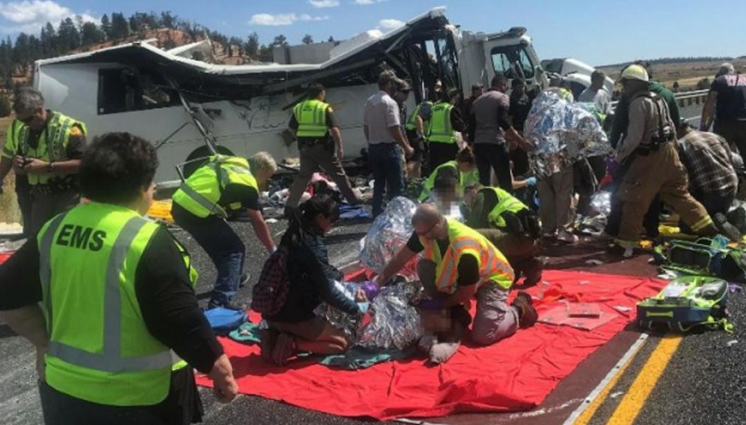 人民日报：「关注」痛心！美国一载有中国旅游团巴士翻车，至少4人死亡