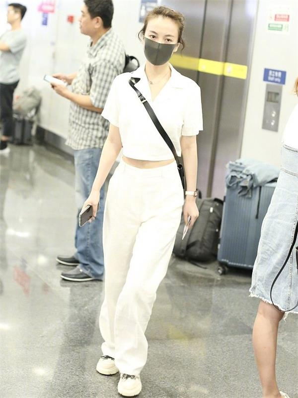 「Seven聊时尚」吴昕穿衣打扮越来越给力，双麻花辫时尚减龄，工装裤显高又帅气！