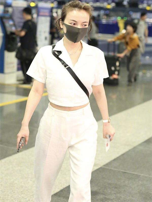 「Seven聊时尚」吴昕穿衣打扮越来越给力，双麻花辫时尚减龄，工装裤显高又帅气！