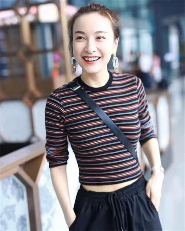 「Seven聊时尚」吴昕穿衣打扮越来越给力，双麻花辫时尚减龄，工装裤显高又帅气！