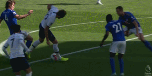 [叶青足球世界]2球被吹，第85分钟逆转+绝杀！英超冷门诞生，3万人疯狂庆祝