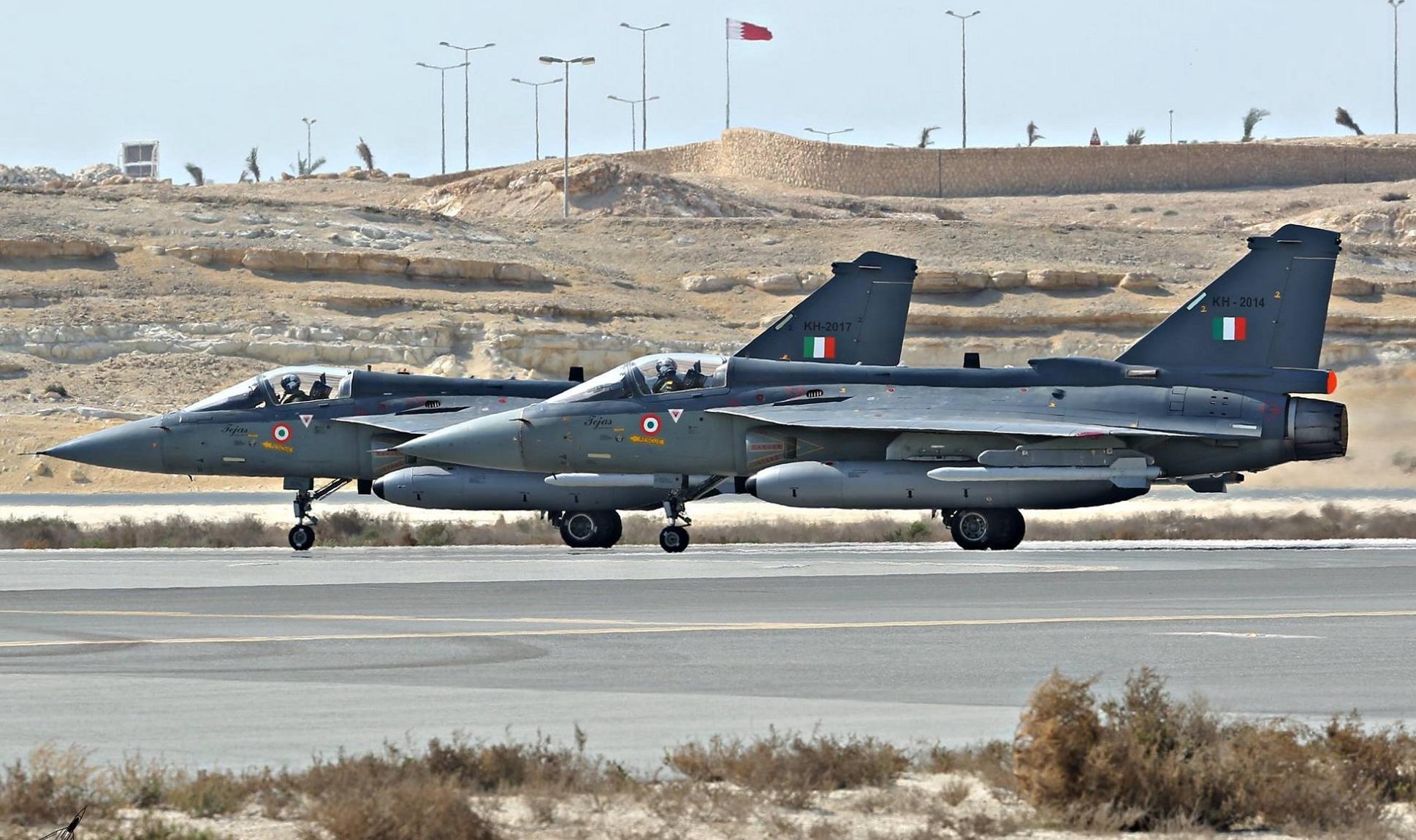 兵器次元■印度防长试驾国产战机，半小时后匆忙返航，比歼10落后20年