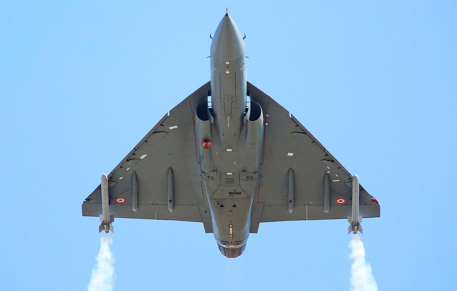 兵器次元■印度防长试驾国产战机，半小时后匆忙返航，比歼10落后20年