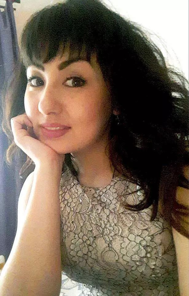 英国报姐@出生时在医院被抱错，她们一个成为白富美，一个沦为乞丐……