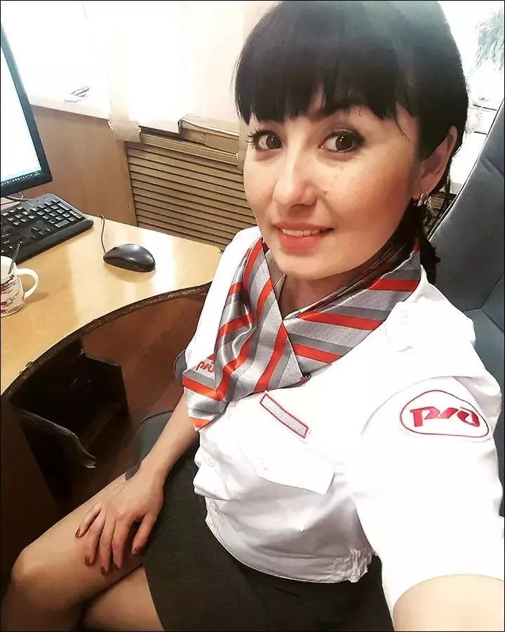 英国报姐@出生时在医院被抱错，她们一个成为白富美，一个沦为乞丐……