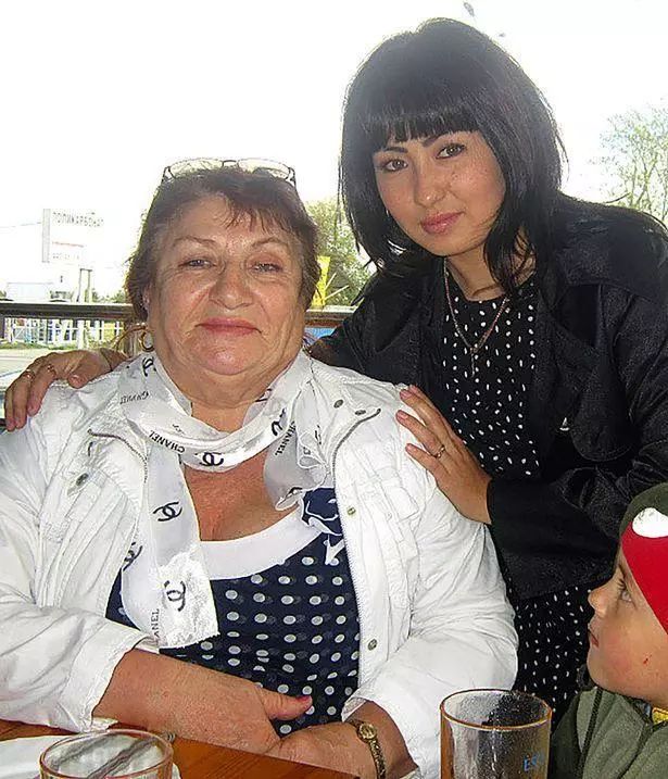 英国报姐@出生时在医院被抱错，她们一个成为白富美，一个沦为乞丐……