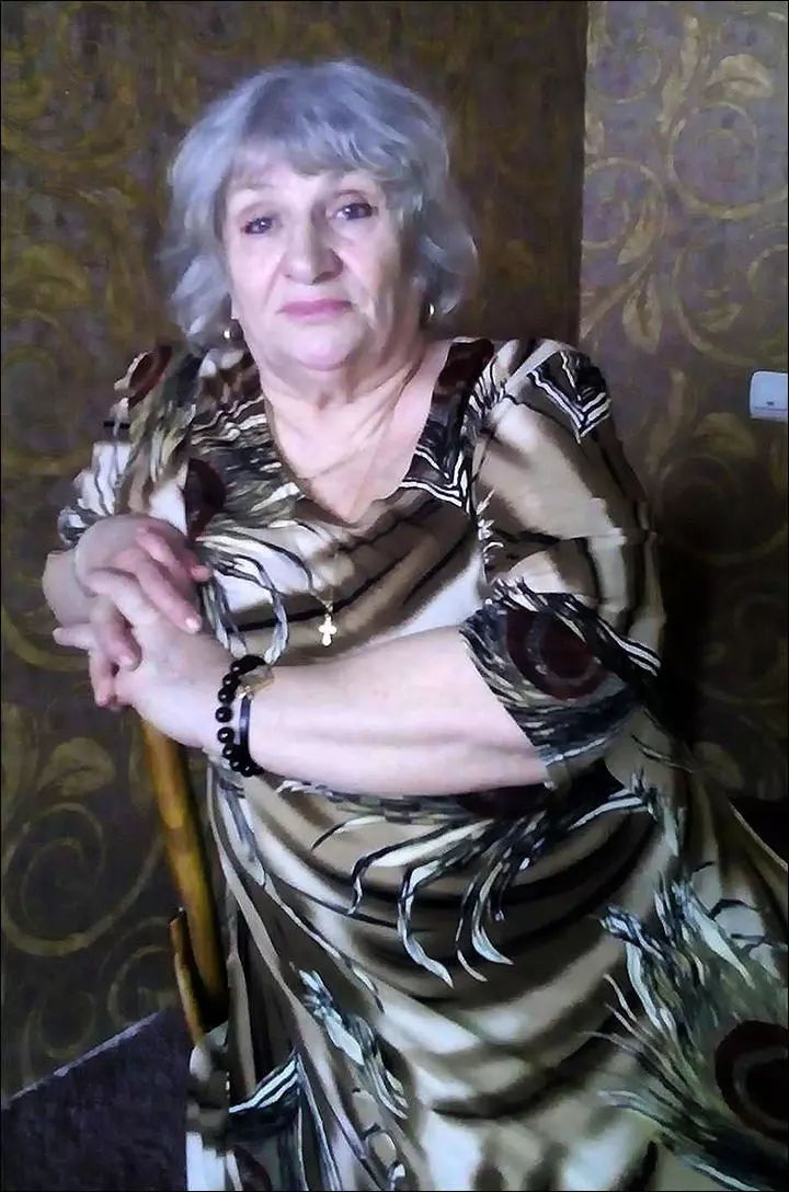 英国报姐@出生时在医院被抱错，她们一个成为白富美，一个沦为乞丐……