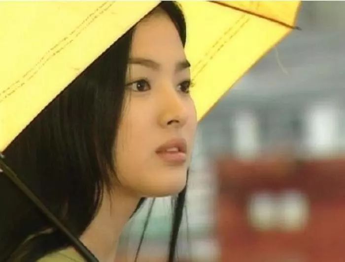 英国报姐@出生时在医院被抱错，她们一个成为白富美，一个沦为乞丐……