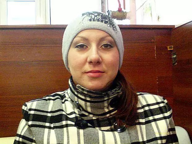 英国报姐@出生时在医院被抱错，她们一个成为白富美，一个沦为乞丐……