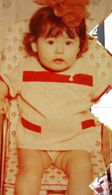 英国报姐@出生时在医院被抱错，她们一个成为白富美，一个沦为乞丐……