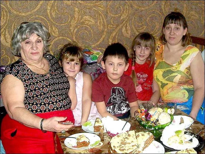 英国报姐@出生时在医院被抱错，她们一个成为白富美，一个沦为乞丐……