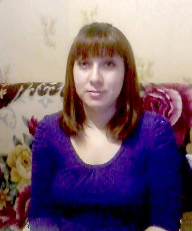 英国报姐@出生时在医院被抱错，她们一个成为白富美，一个沦为乞丐……