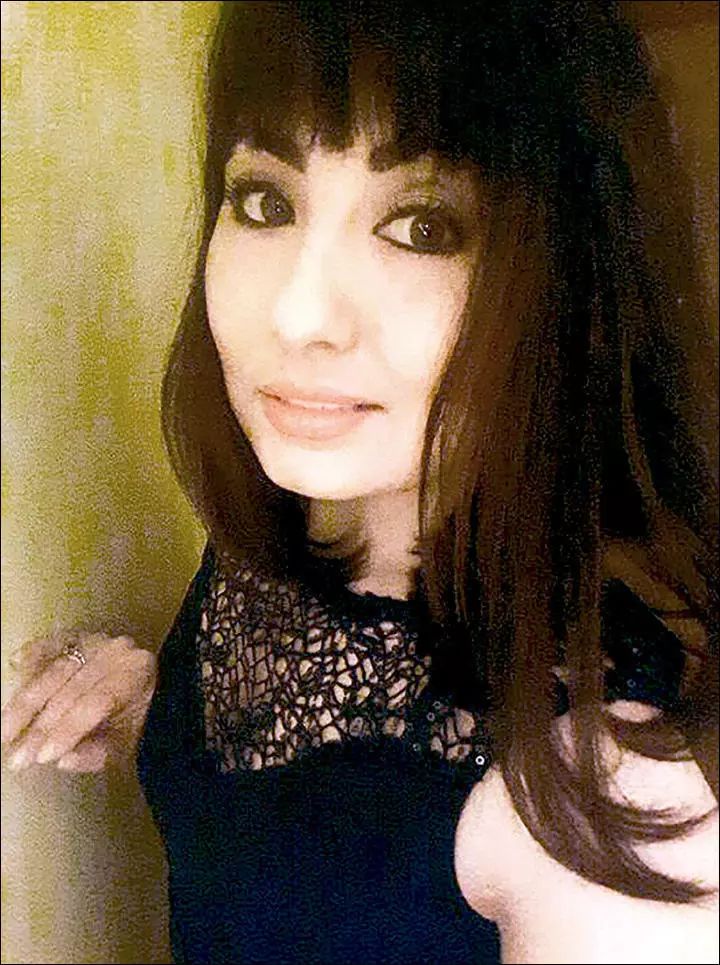 英国报姐@出生时在医院被抱错，她们一个成为白富美，一个沦为乞丐……