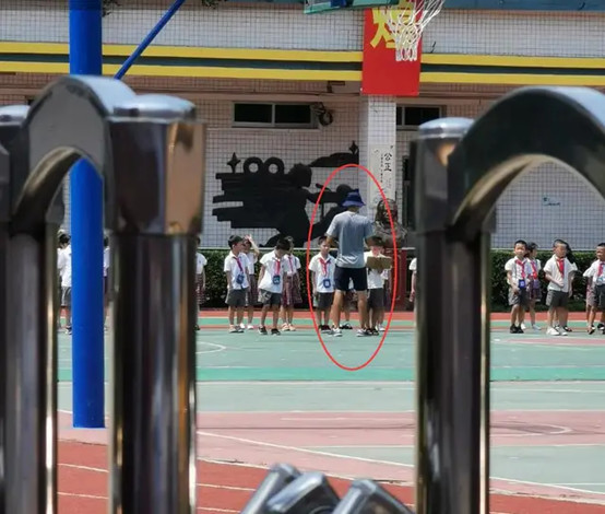 【童教雷鸣】体育老师戴帽子被举报，家长需要一份宽容，还需要认识自己的情绪