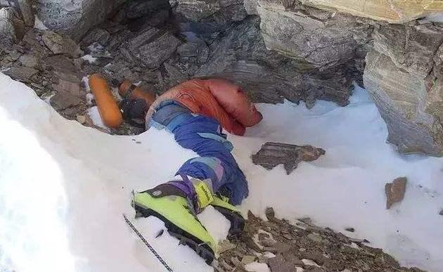 无人认领的死尸布遍珠峰山体如此危险人们又为何乐此不疲