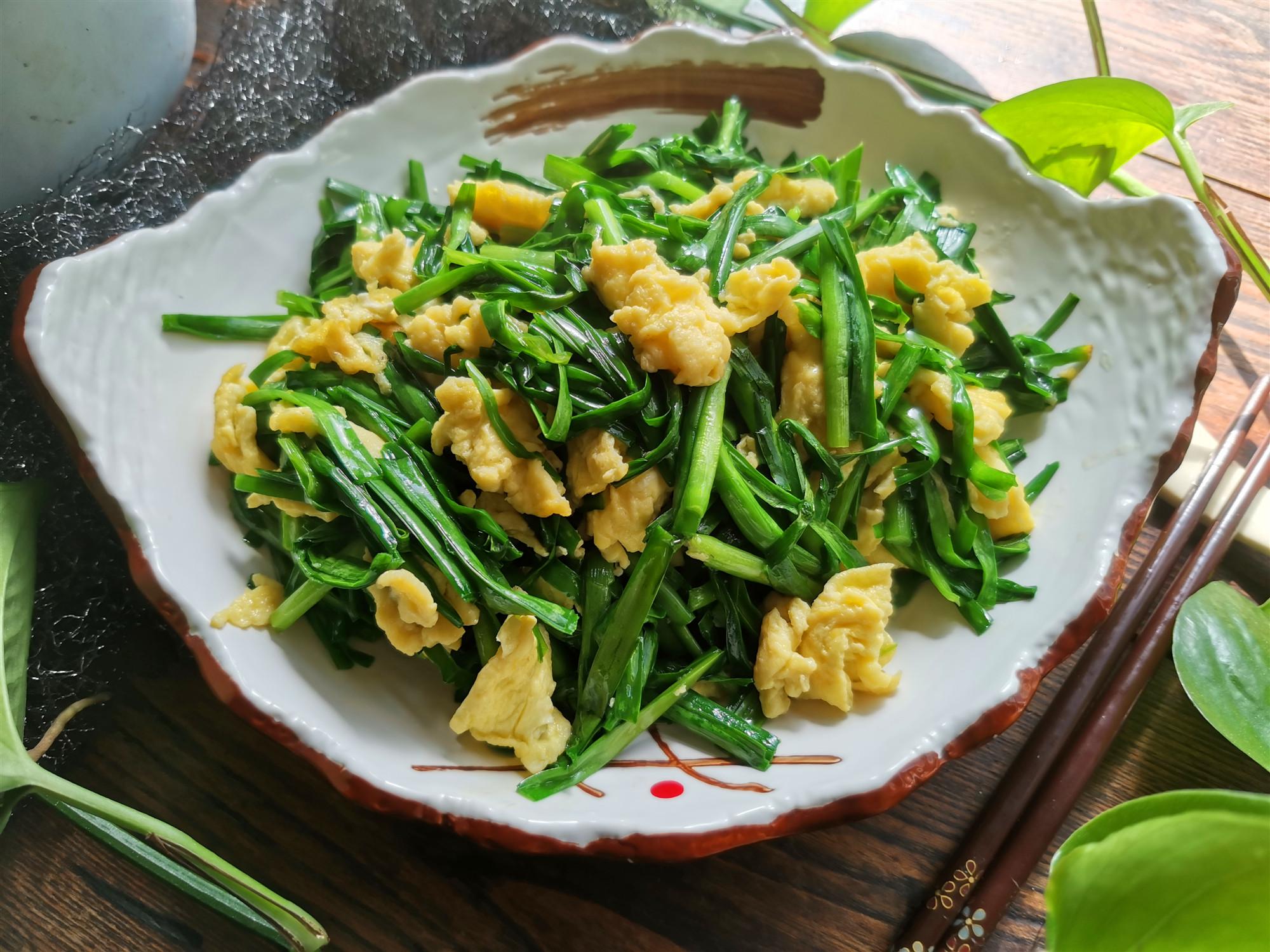 雪儿小厨@炒韭菜的小技巧，不会把韭菜炒过火，味道鲜嫩，只需多这一步骤