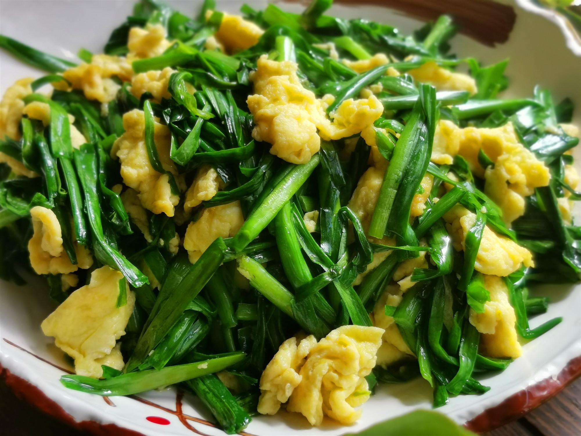 雪儿小厨@炒韭菜的小技巧，不会把韭菜炒过火，味道鲜嫩，只需多这一步骤