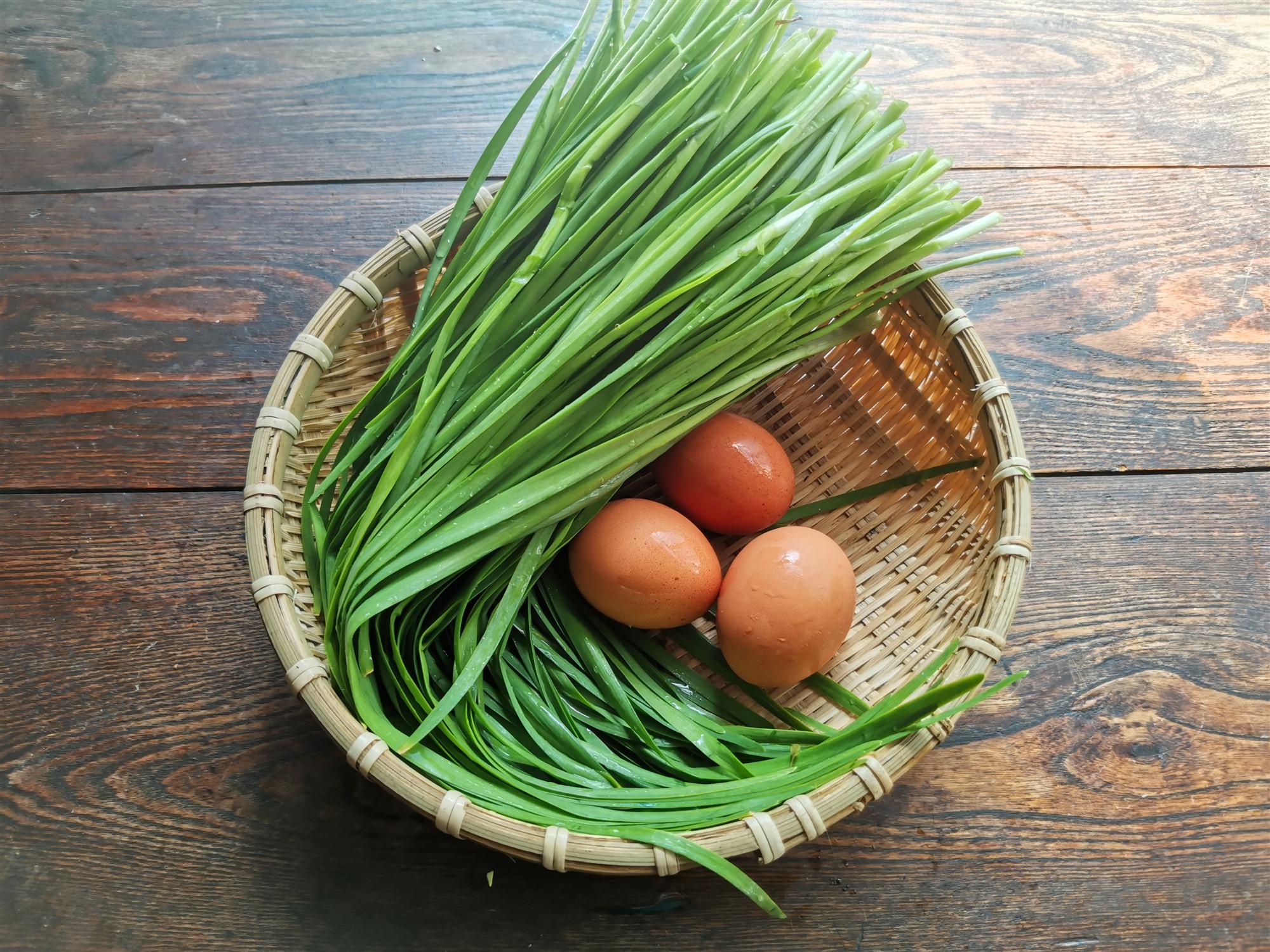 雪儿小厨@炒韭菜的小技巧，不会把韭菜炒过火，味道鲜嫩，只需多这一步骤