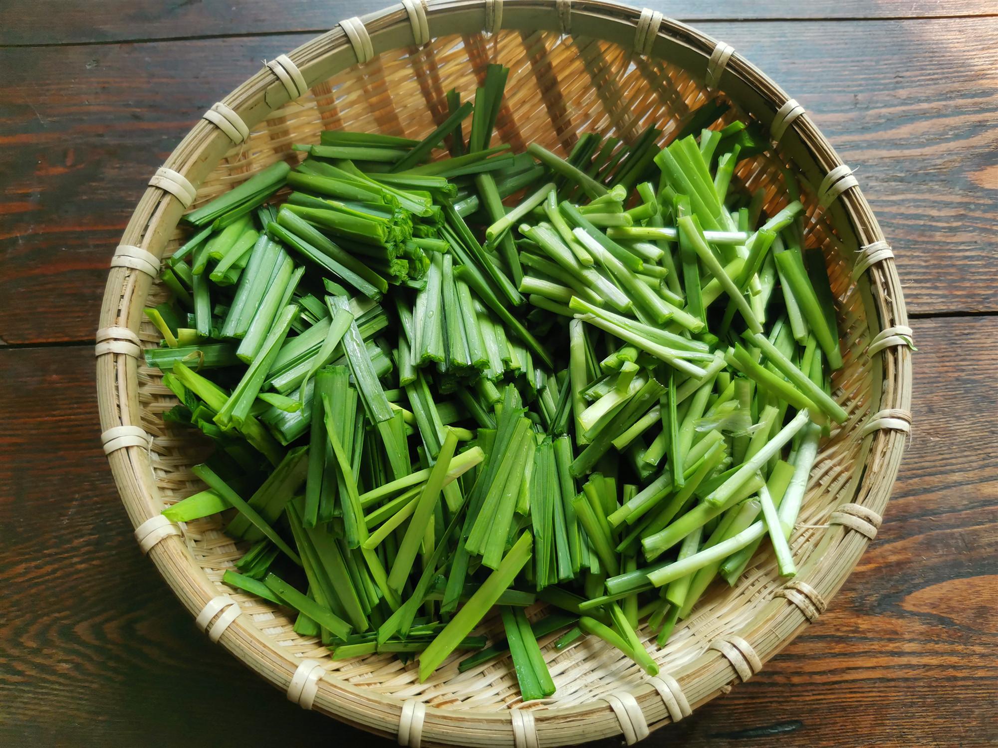 雪儿小厨@炒韭菜的小技巧，不会把韭菜炒过火，味道鲜嫩，只需多这一步骤