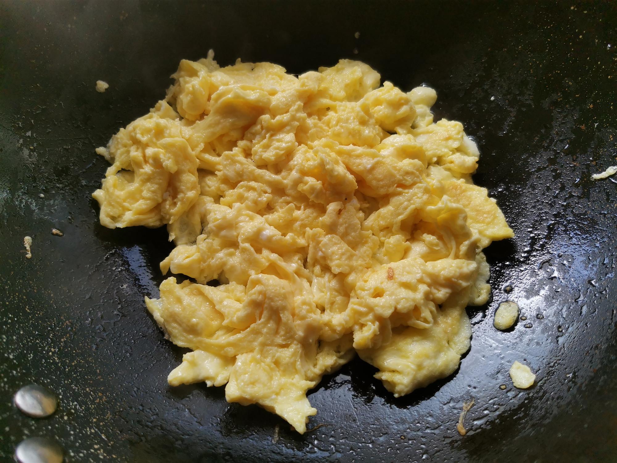 雪儿小厨@炒韭菜的小技巧，不会把韭菜炒过火，味道鲜嫩，只需多这一步骤