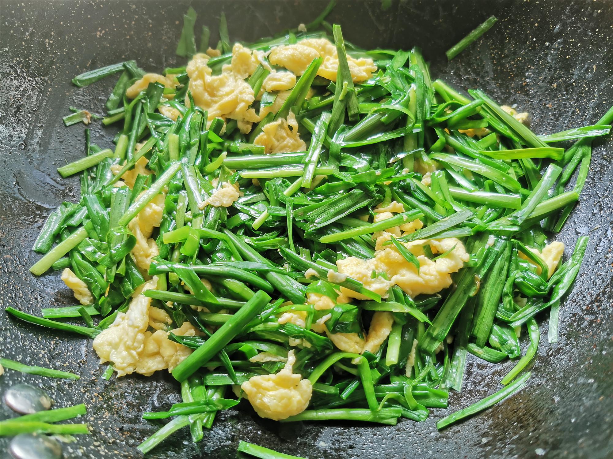 雪儿小厨@炒韭菜的小技巧，不会把韭菜炒过火，味道鲜嫩，只需多这一步骤