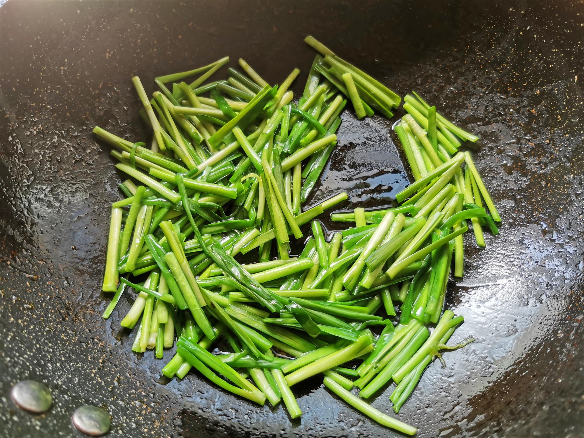 雪儿小厨@炒韭菜的小技巧，不会把韭菜炒过火，味道鲜嫩，只需多这一步骤