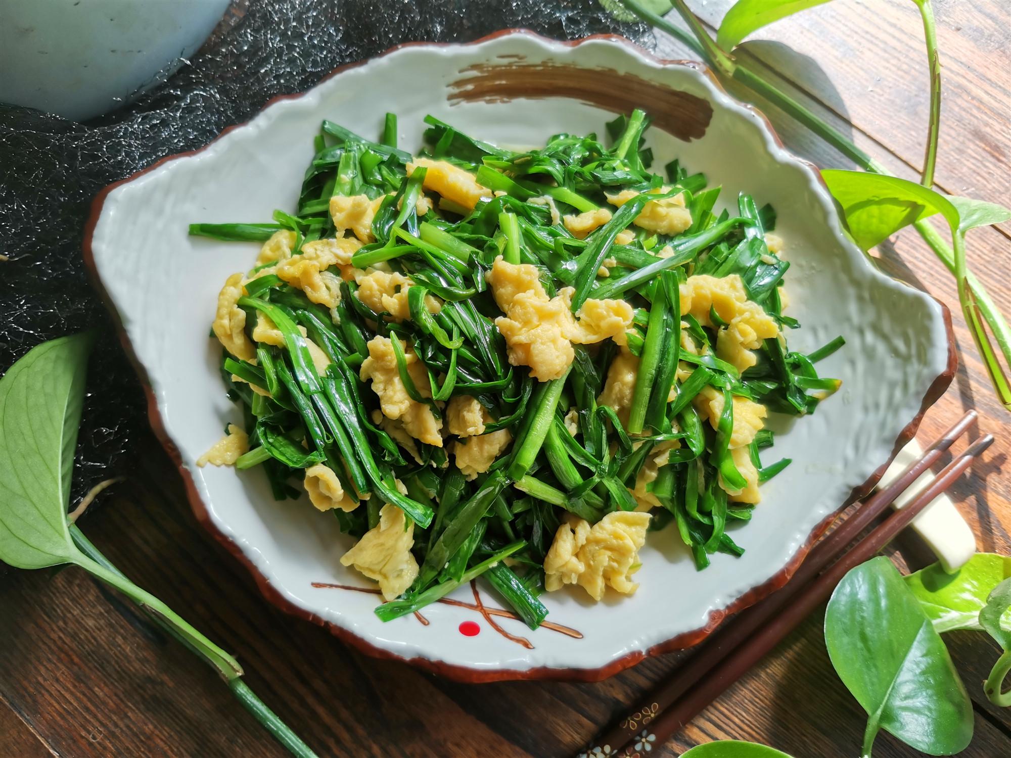 雪儿小厨@炒韭菜的小技巧，不会把韭菜炒过火，味道鲜嫩，只需多这一步骤