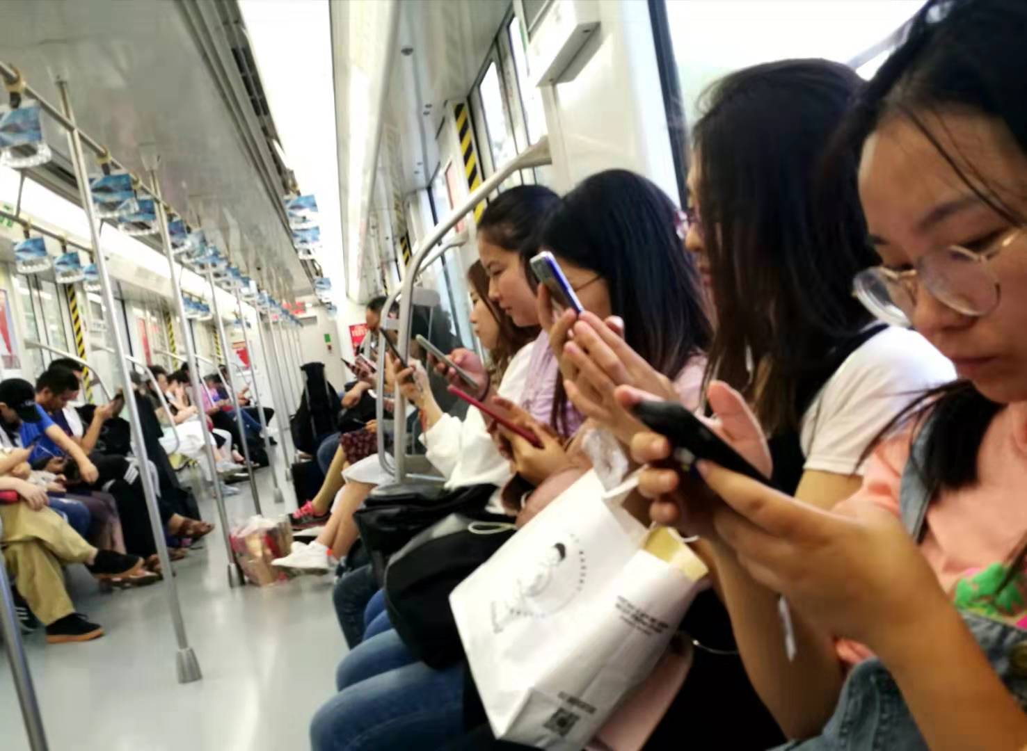 交汇点客户端■随手拍︱找不到可以问路的人，因为他们自带一个封闭循环……
