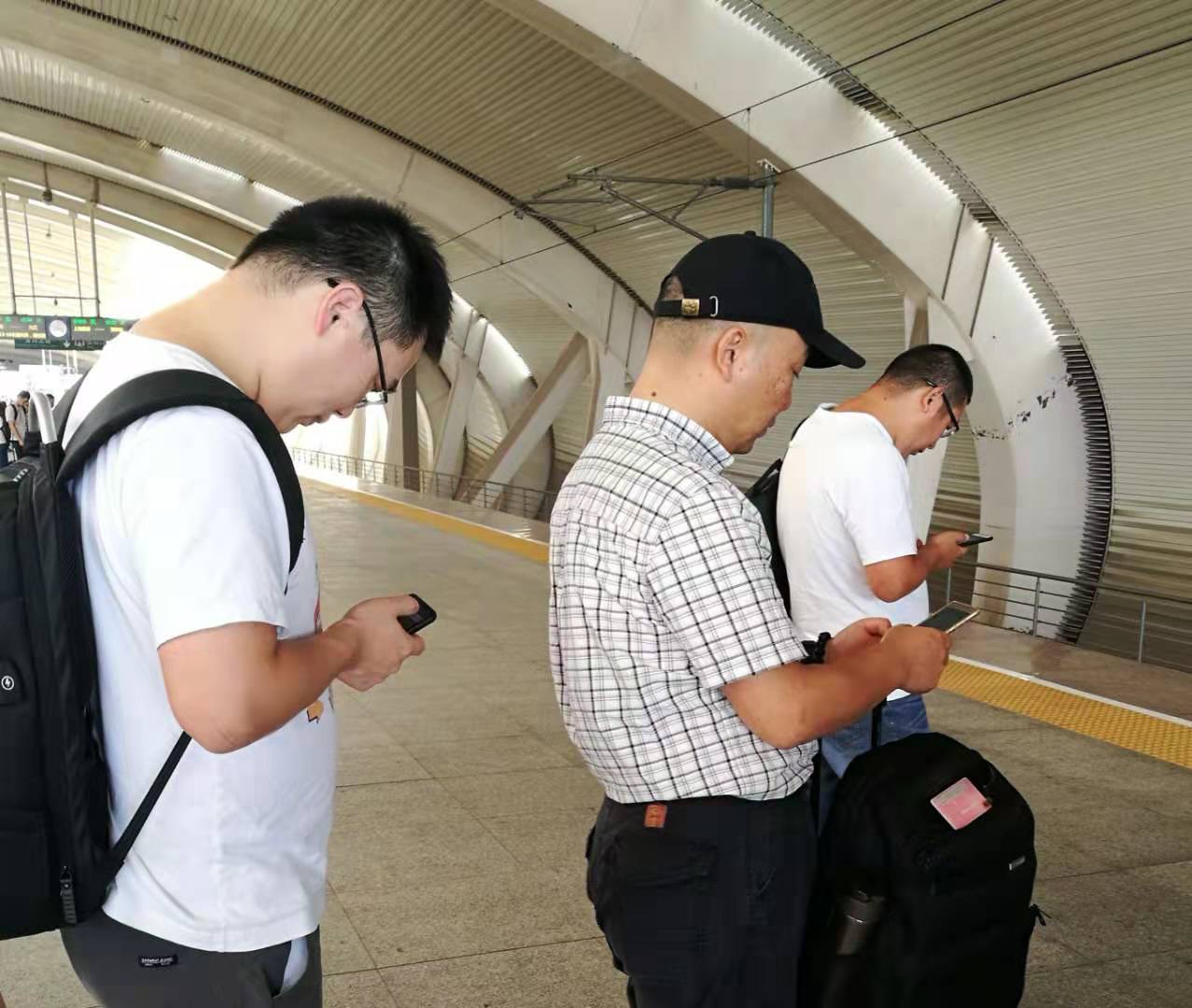 交汇点客户端■随手拍︱找不到可以问路的人，因为他们自带一个封闭循环……