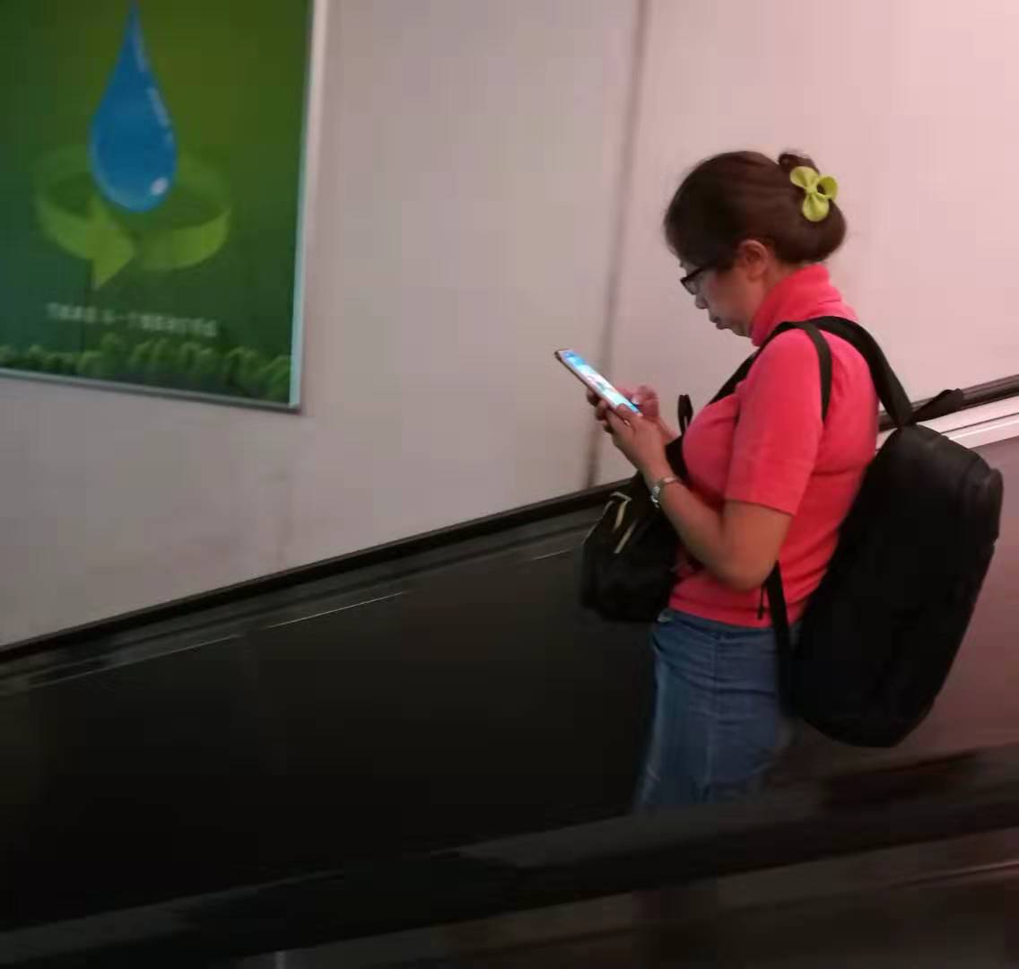 交汇点客户端■随手拍︱找不到可以问路的人，因为他们自带一个封闭循环……