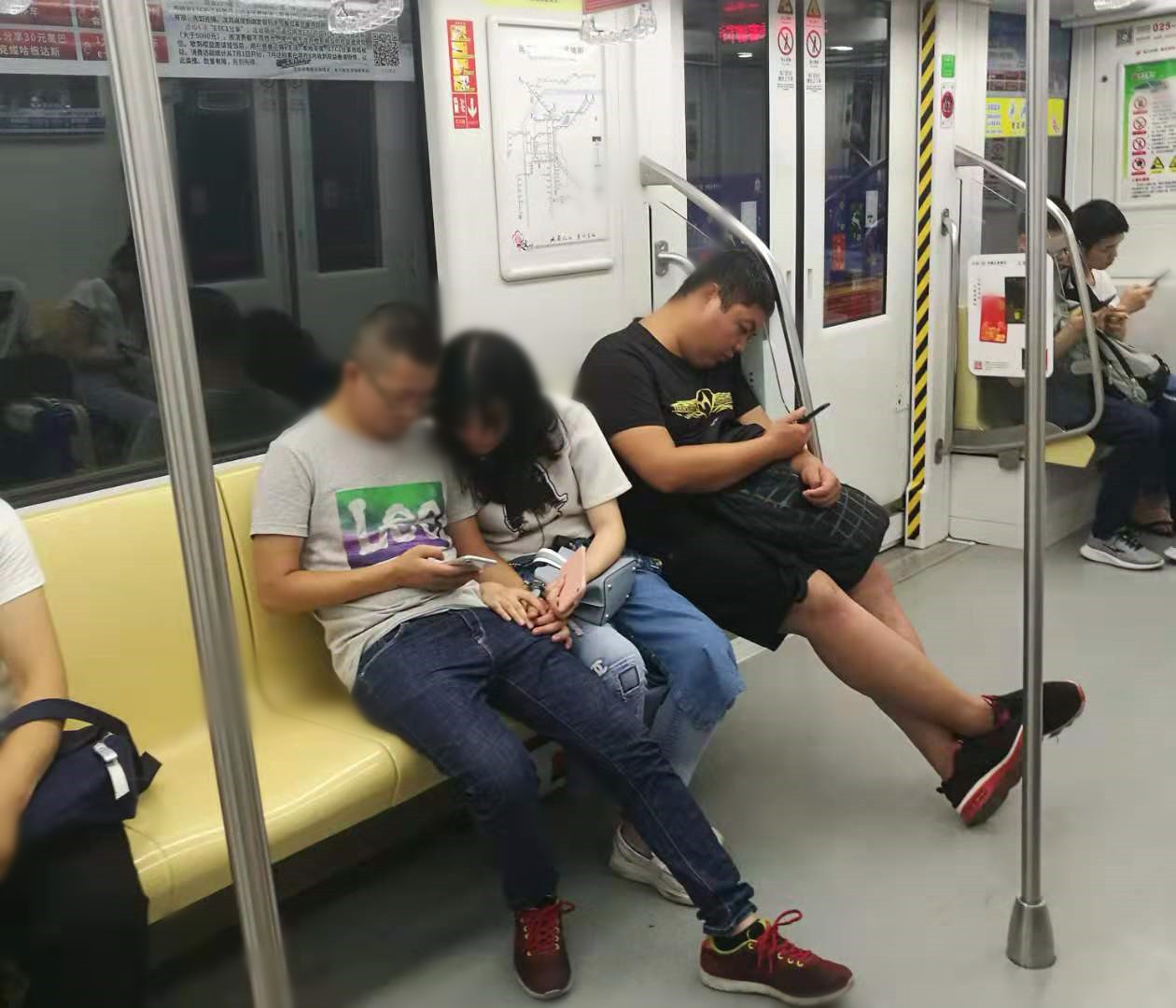 交汇点客户端■随手拍︱找不到可以问路的人，因为他们自带一个封闭循环……