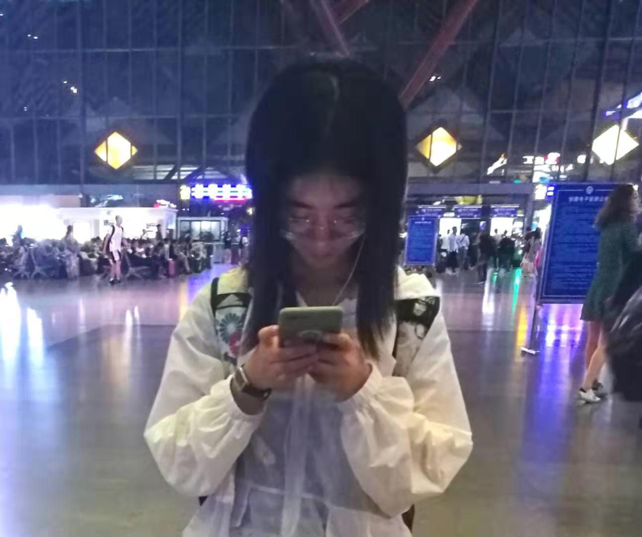 交汇点客户端■随手拍︱找不到可以问路的人，因为他们自带一个封闭循环……