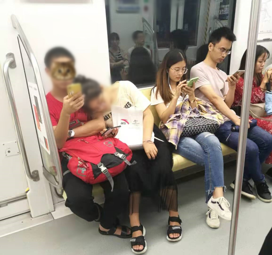交汇点客户端■随手拍︱找不到可以问路的人，因为他们自带一个封闭循环……