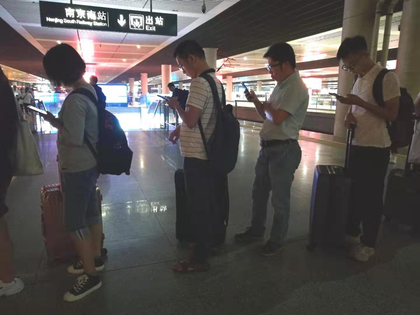 交汇点客户端■随手拍︱找不到可以问路的人，因为他们自带一个封闭循环……