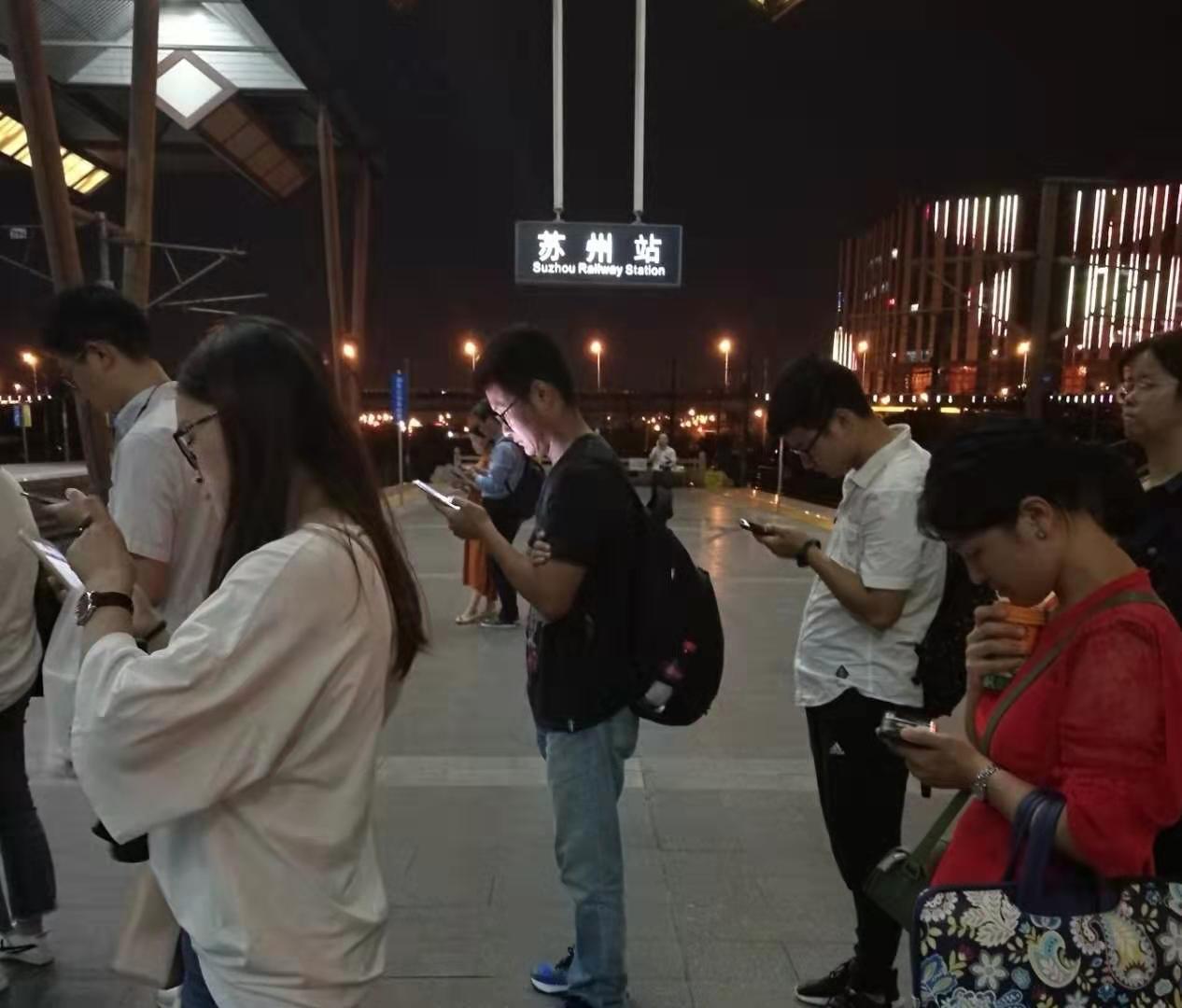 交汇点客户端■随手拍︱找不到可以问路的人，因为他们自带一个封闭循环……