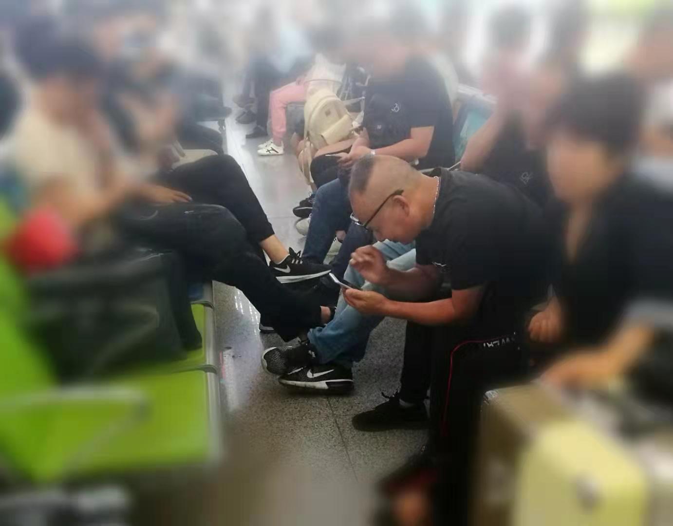 交汇点客户端■随手拍︱找不到可以问路的人，因为他们自带一个封闭循环……
