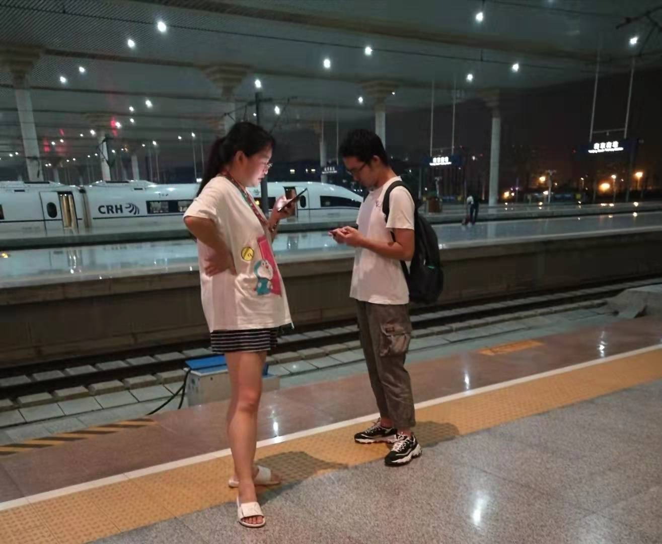 交汇点客户端■随手拍︱找不到可以问路的人，因为他们自带一个封闭循环……
