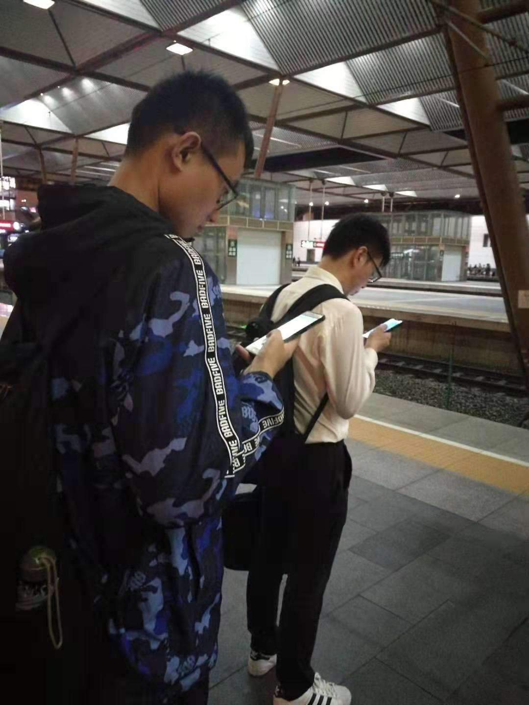 交汇点客户端■随手拍︱找不到可以问路的人，因为他们自带一个封闭循环……