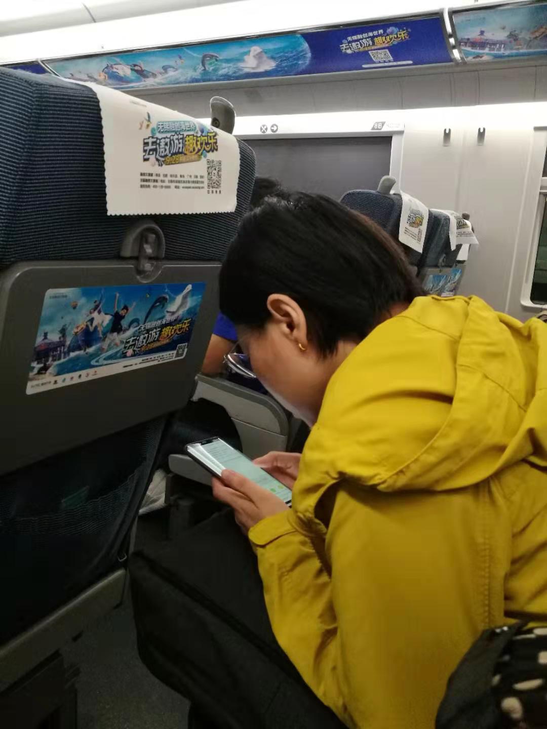 交汇点客户端■随手拍︱找不到可以问路的人，因为他们自带一个封闭循环……