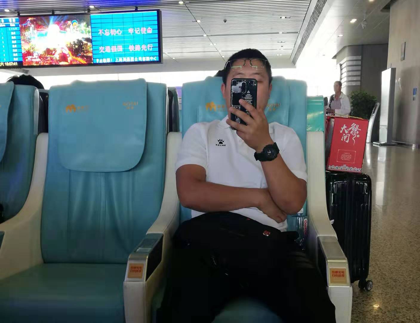 交汇点客户端■随手拍︱找不到可以问路的人，因为他们自带一个封闭循环……