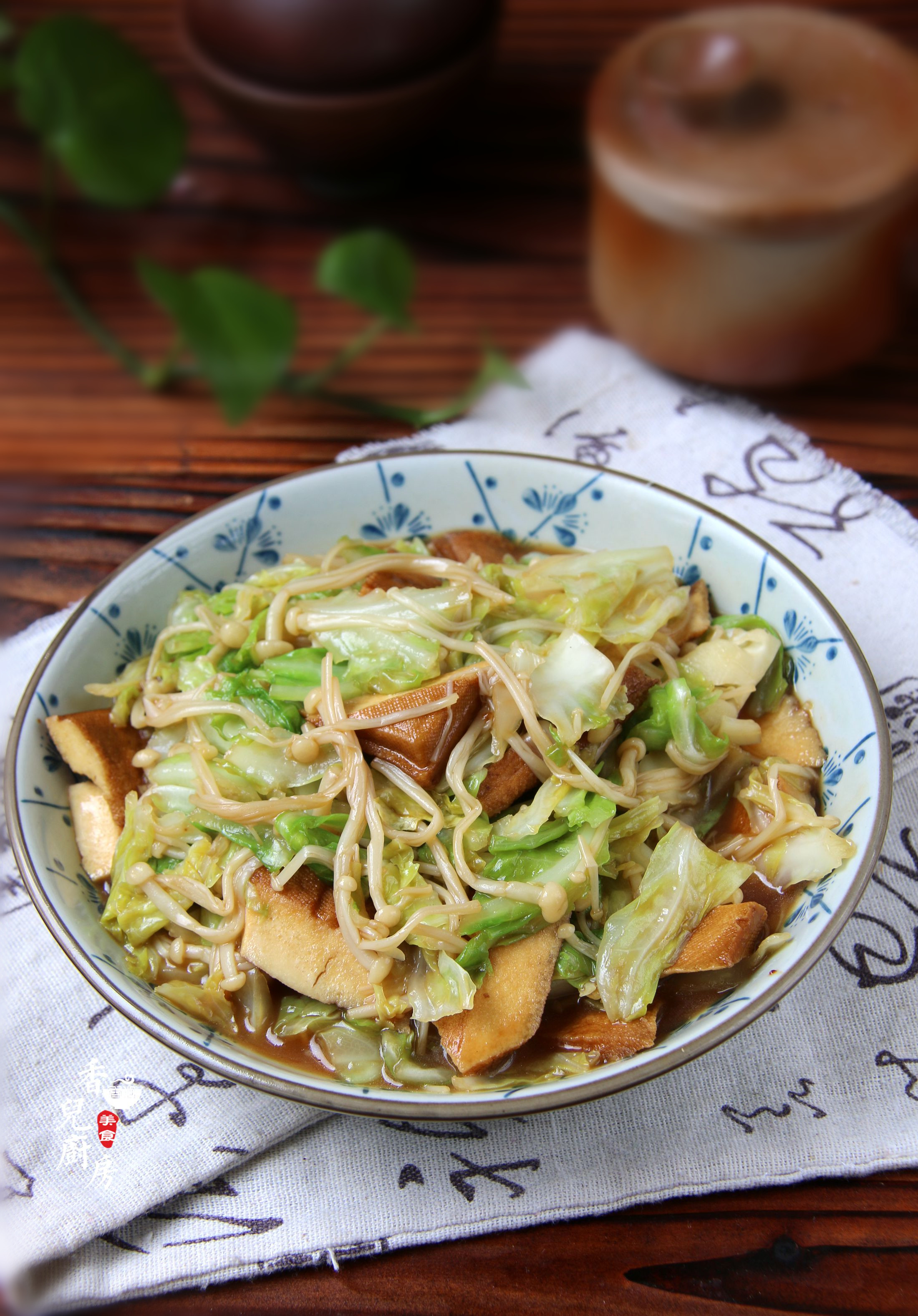 详细做法请往下看;需要的食材;牛心菜200克,金针菇100克,香豆干3块,油