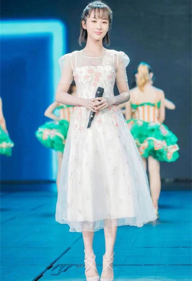 「摩丽穿搭经」浪漫风绑带鞋，与裙子的巧妙结合，美得很不一般