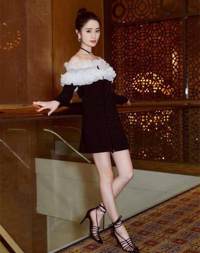 「摩丽穿搭经」浪漫风绑带鞋，与裙子的巧妙结合，美得很不一般