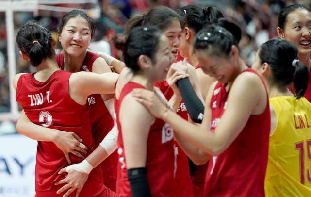 女排姑娘庆祝胜利