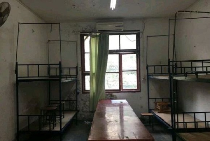 大学生宿舍晒照对比差距一目了然校友六十年前就是这个样子